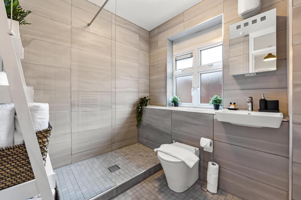 לונדון Family Friendly, Zone 2, 2 Beds, Overground מראה חיצוני תמונה